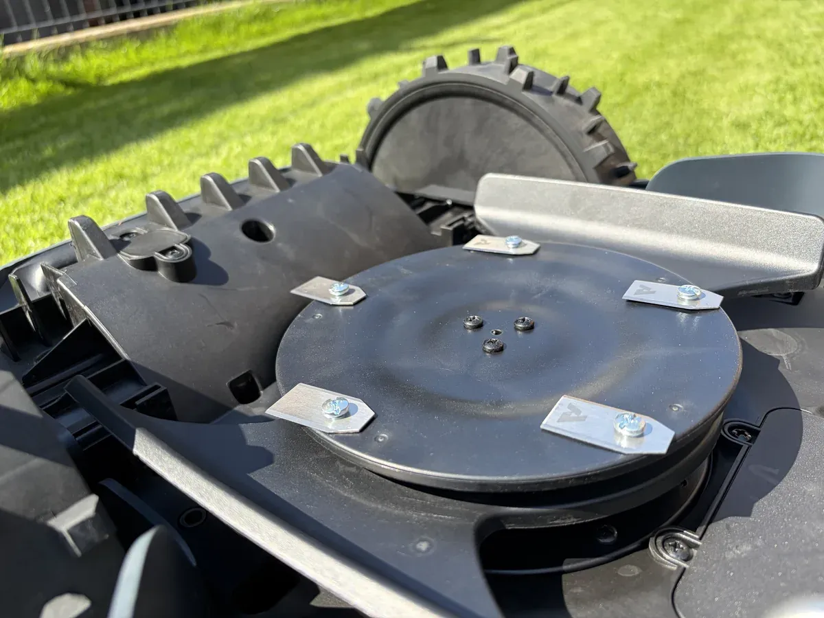Der Mähteller des Anthbot M5 LiDAR mit fünf Klingen