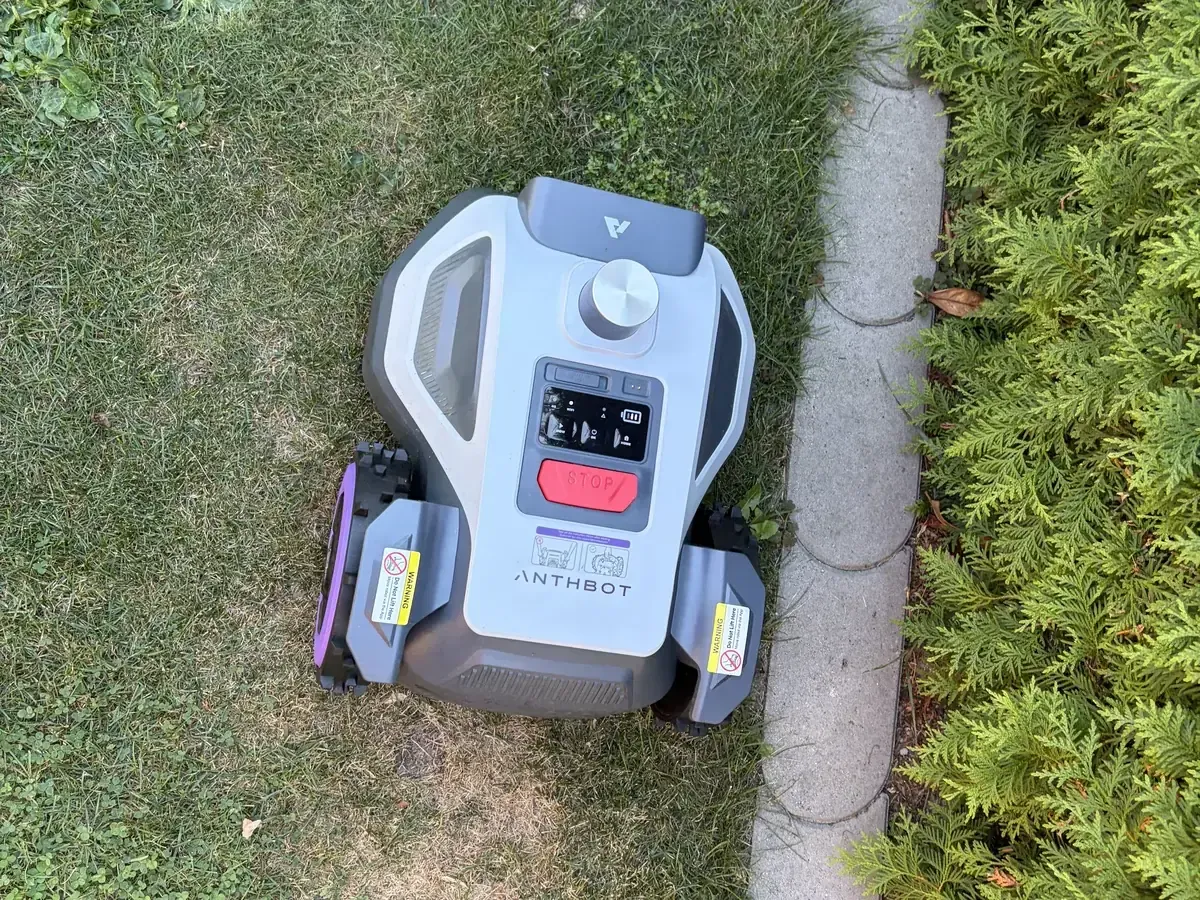 Der Anthbot M5 LiDAR bleibt vor einer ebenerdigen Mähkante aus Kantsteinen stehen