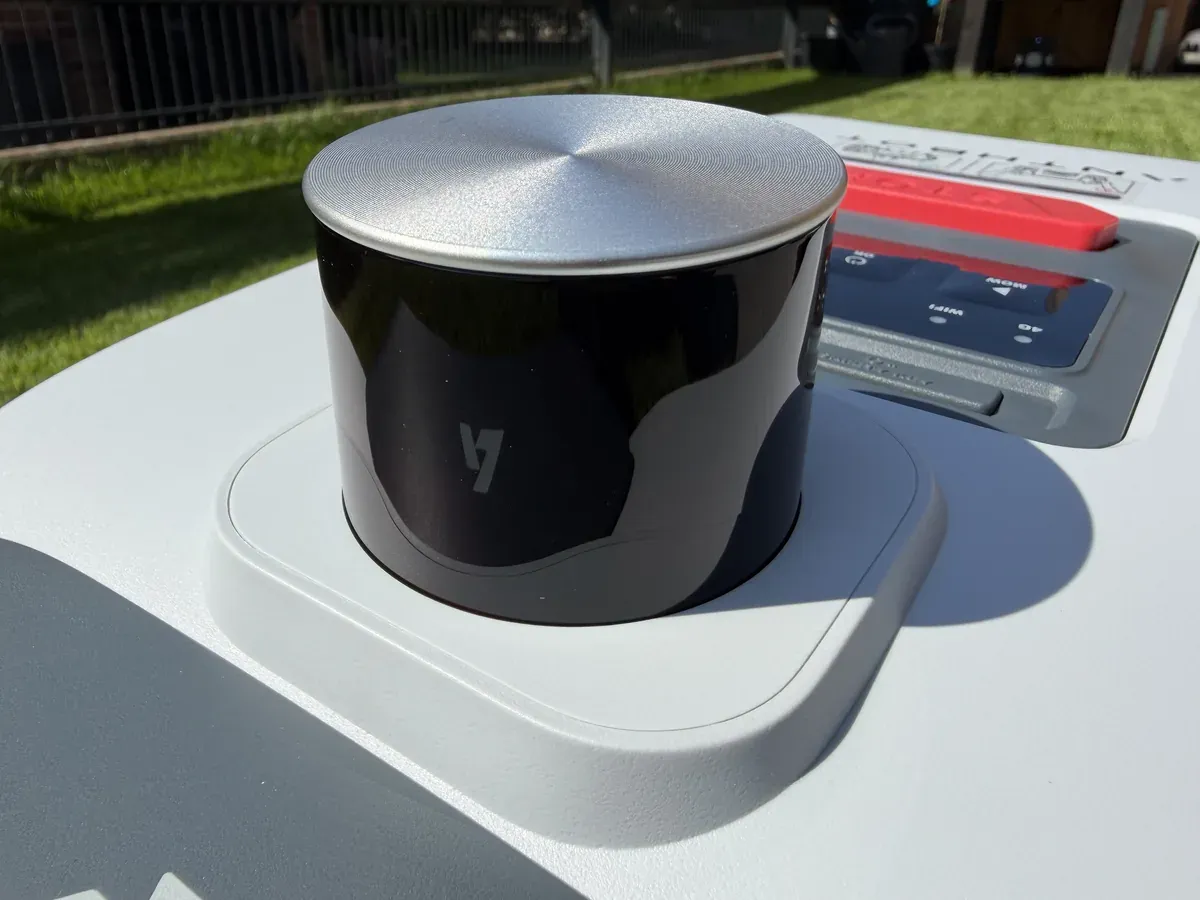 Der rotierende LiDAR-Sensor auf dem Dach des Anthbot M5 LiDAR