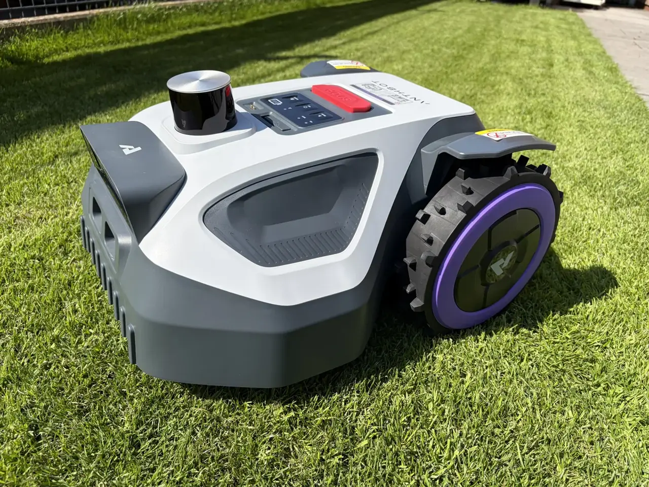 Anthbot M5 LiDAR Mähroboter mit rotierendem LiDAR-Sensor auf dem Rasen im Praxistest
