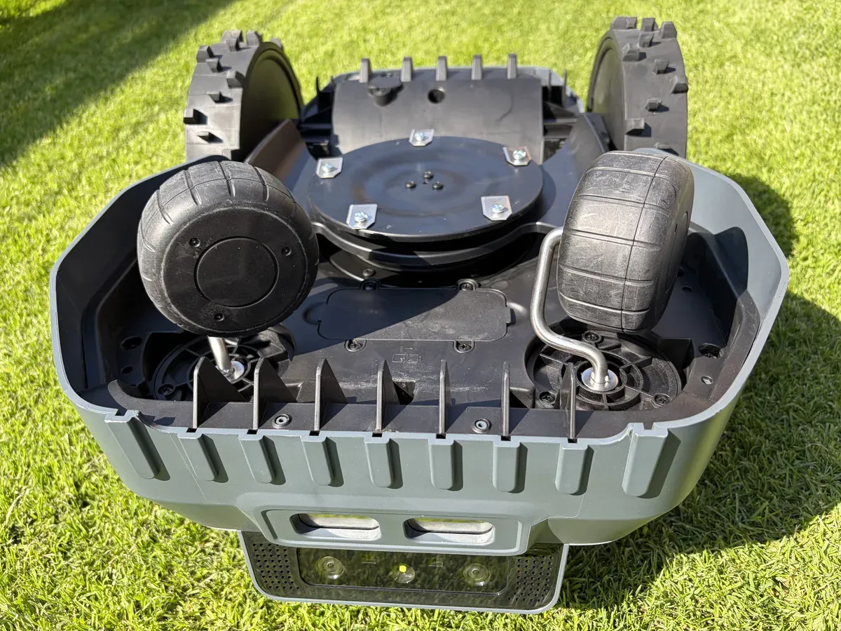 Die Unterseite des Anthbot M5 LiDAR mit mittig sitzendem Mähteller