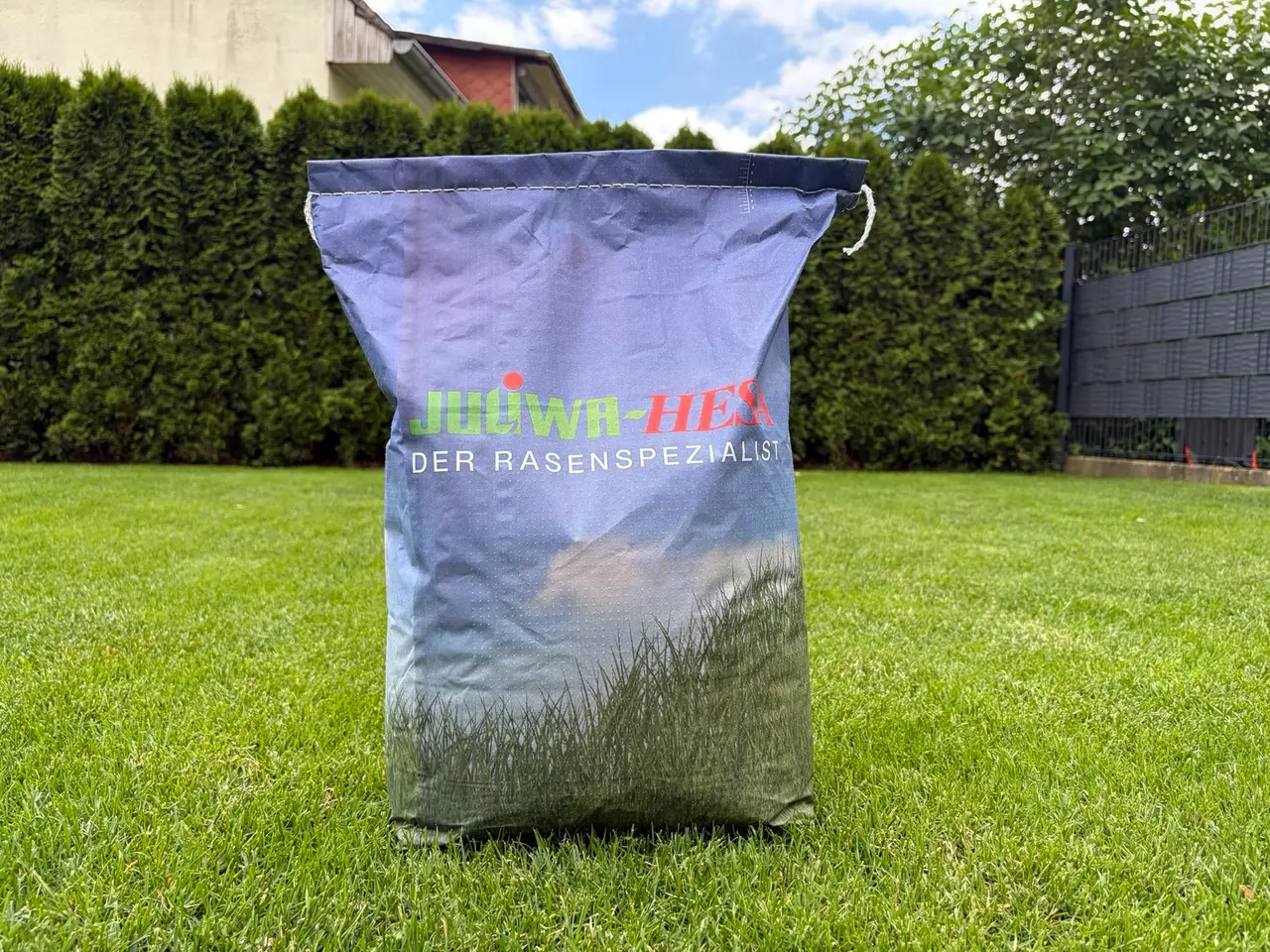 Sack Juliwa Hesa Rasensamen auf einem dichten, grünen Rasen