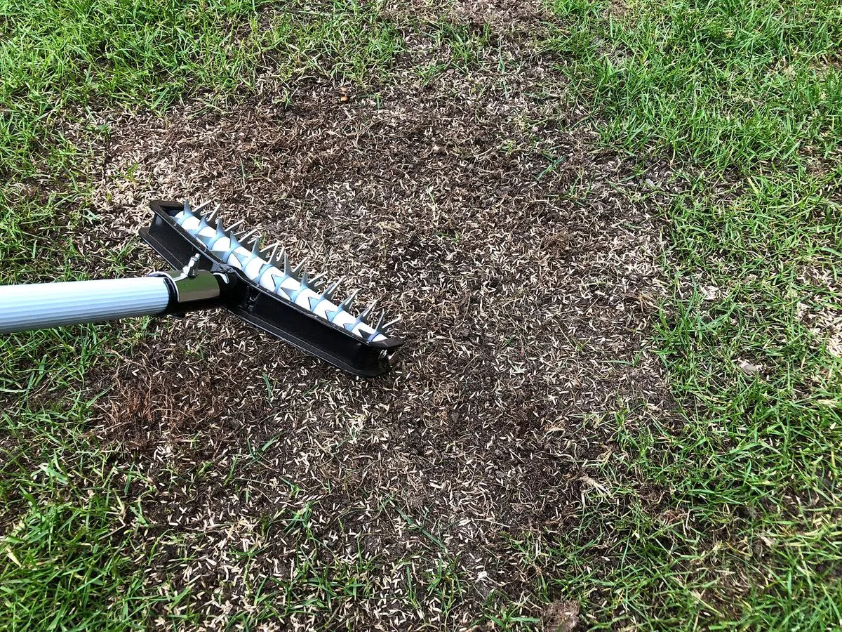 Nachsaat mit dem Mini-Spiker von Rasendoktor