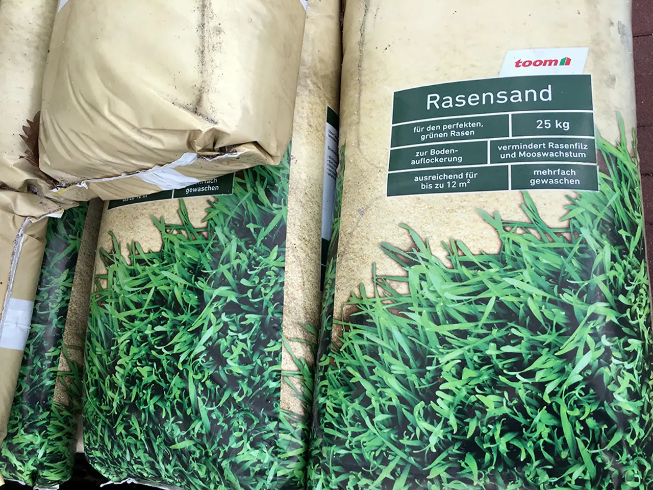 Rasen sanden: Die Rasenpflege mit Sand