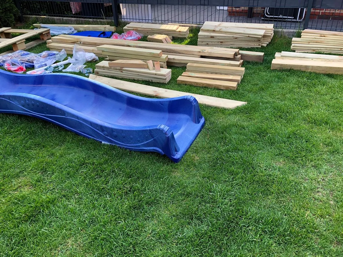 Viele Einzelteile - Los gehts mit der Montage