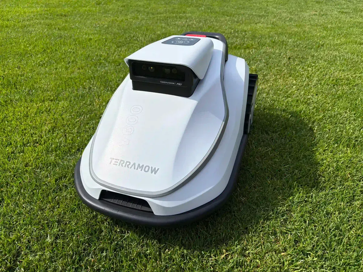 Der Terramow V600 Mähroboter von vorne