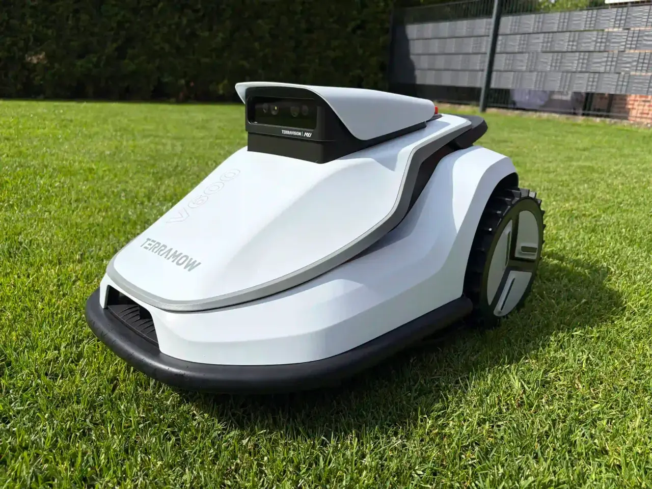 Der Terramow V600 Mähroboter mit Top-Kamera