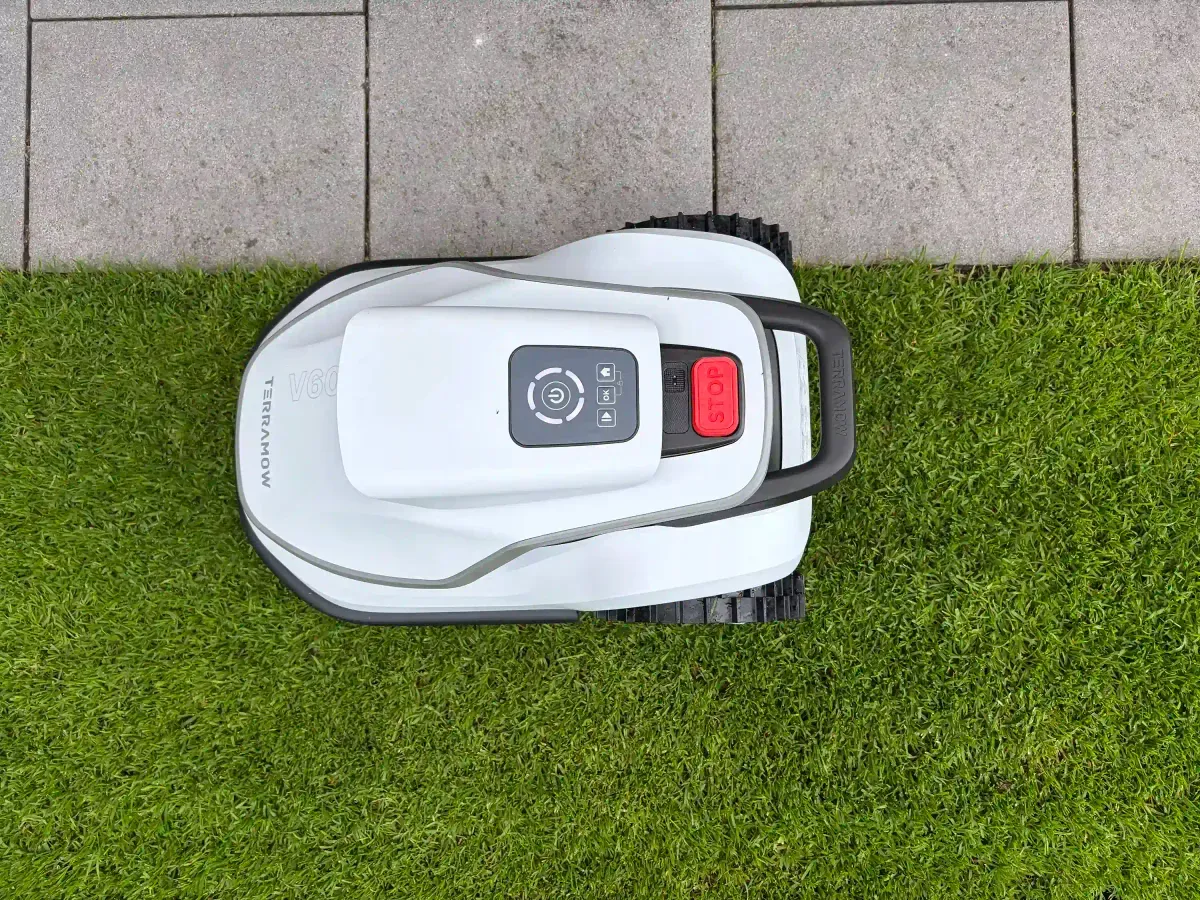 Der Terramow V600 Mähroboter fährt exakt auf der Rasenkante