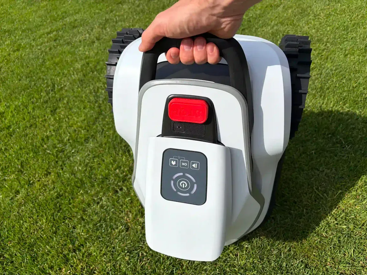 Der Terramow V600 Mähroboter hat einen praktischen Tragegriff