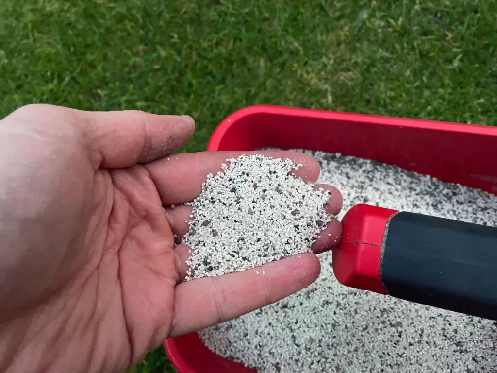 Feine Körnung: Kickstart Rasendünger von Rasendoktor Professional