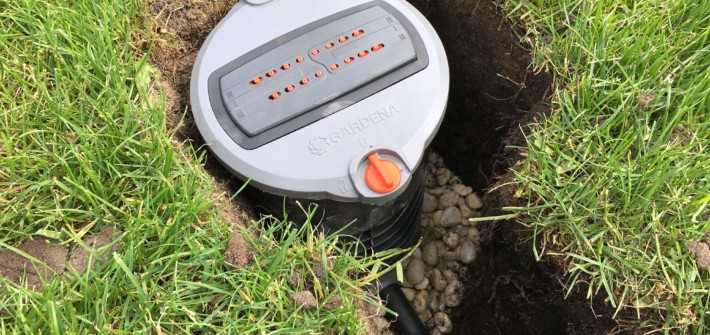 Versenkbarer Rasensprenger QS 140 von GARDENA im Kiesbett