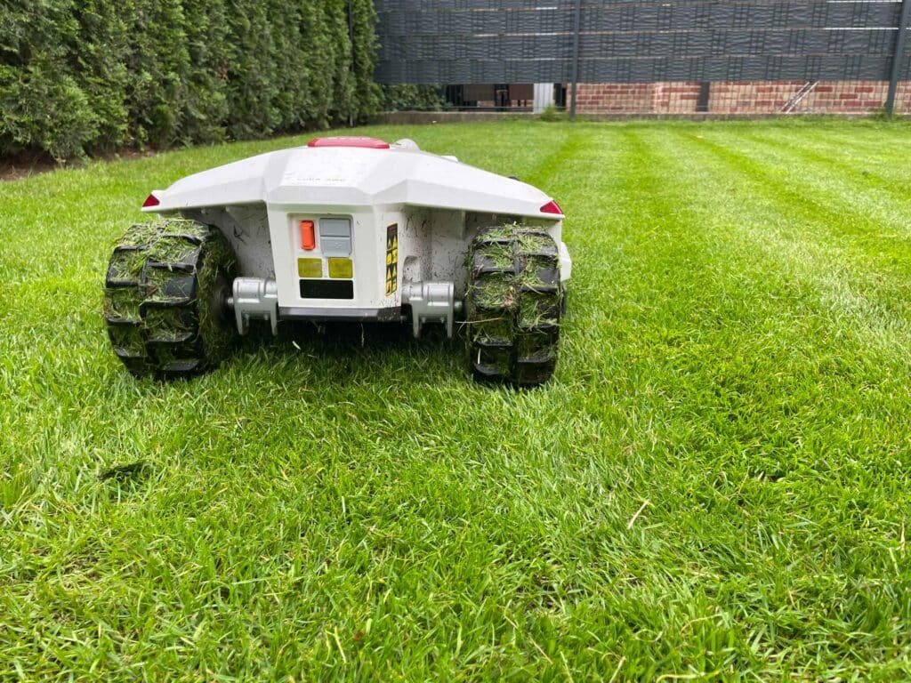 Super Mäheffizienz: Der smarte Mähroboter fährt in Bahnen über den Rasen