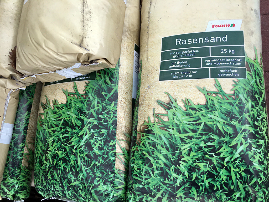 Rasen sanden: Die Rasenpflege mit Sand