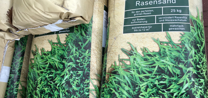 Rasen sanden: Die Rasenpflege mit Sand