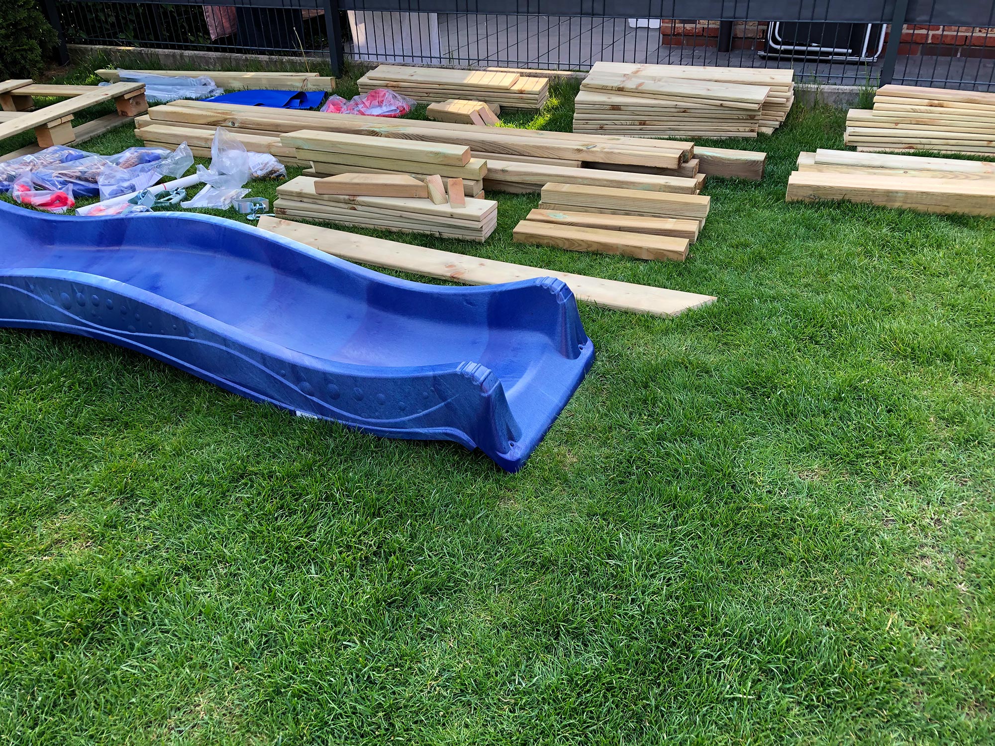 MultiFlyer Deluxe Spielturm von Wickey als Spielgerät im Garten