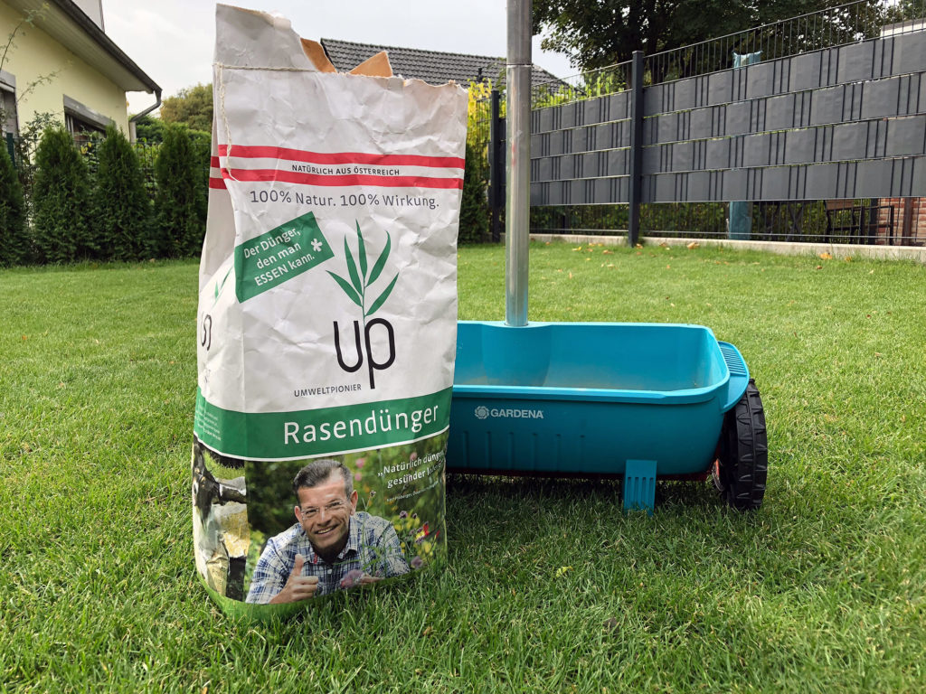 Umweltpionier-Rasendünger (up) kann mit dem Streuwagen verteilt werden