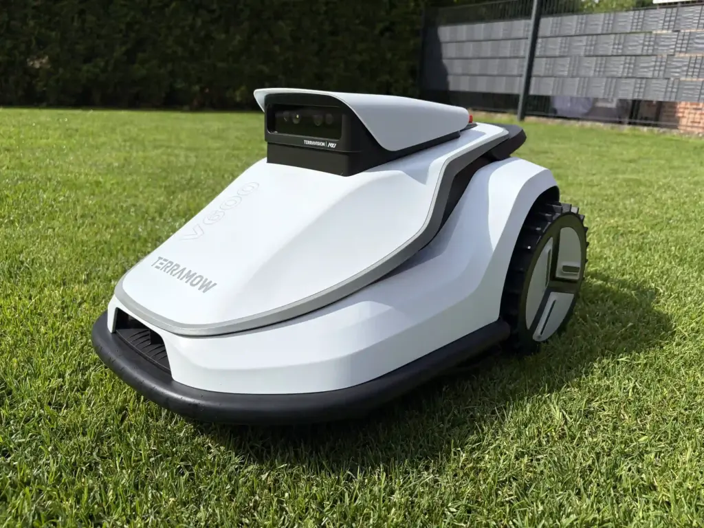 Der Terramow V600 Mähroboter mit Top-Kamera