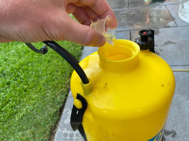 Wetting Agent von Rasendoktor - Mit Wasser zusammenmischen