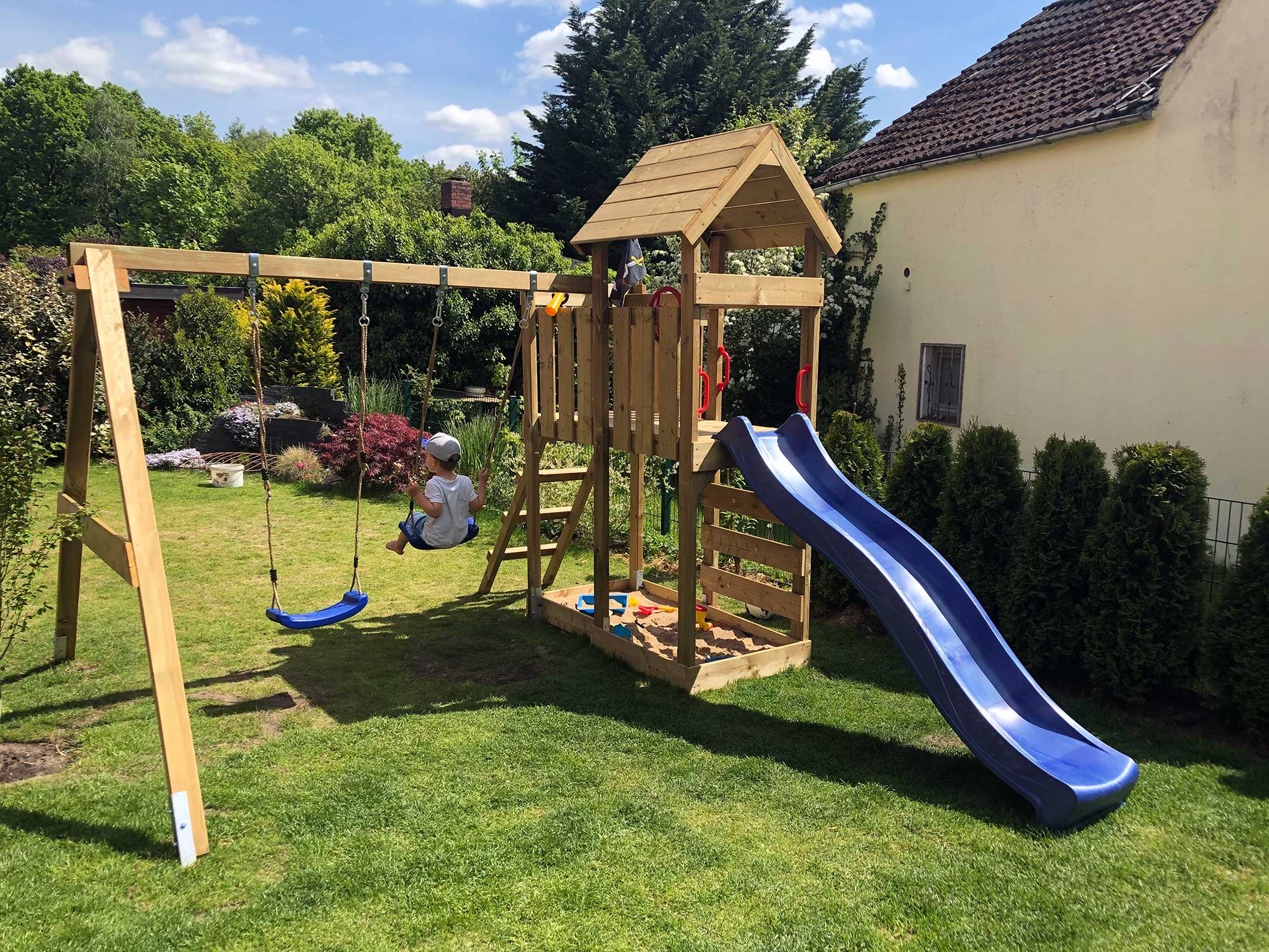 MultiFlyer Deluxe Spielturm von Wickey als Spielgerät im Garten